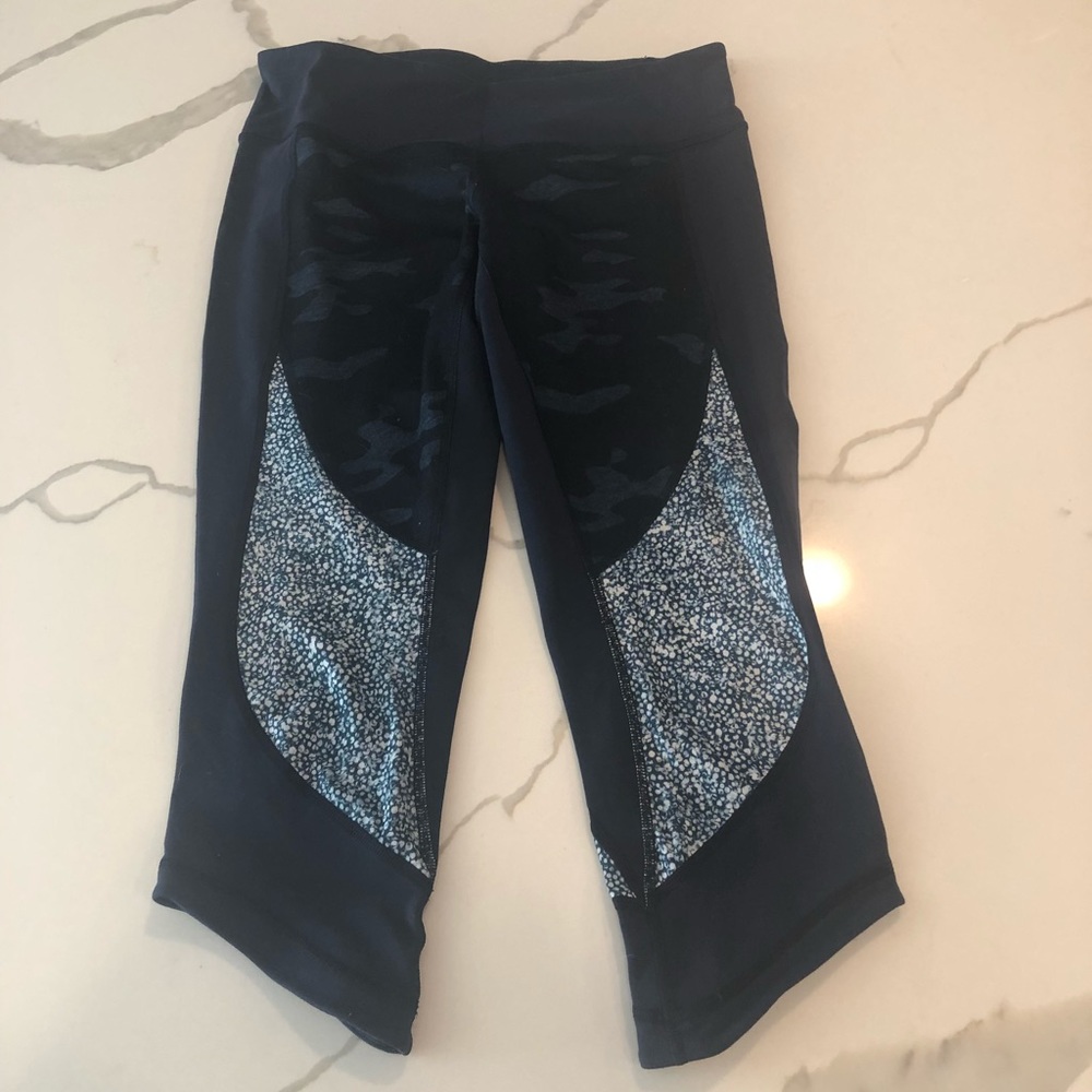 Lululemon 17” navy multi crops size 8